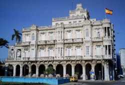 Servijarama Edificio Histórico en La Habana con Bandera Española